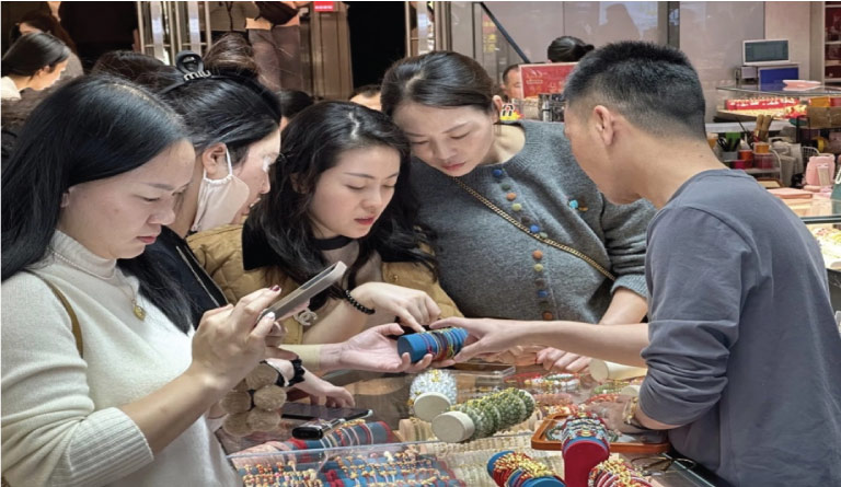 Giới trẻ Trung Quốc tin vào đá Phong Thuỷ