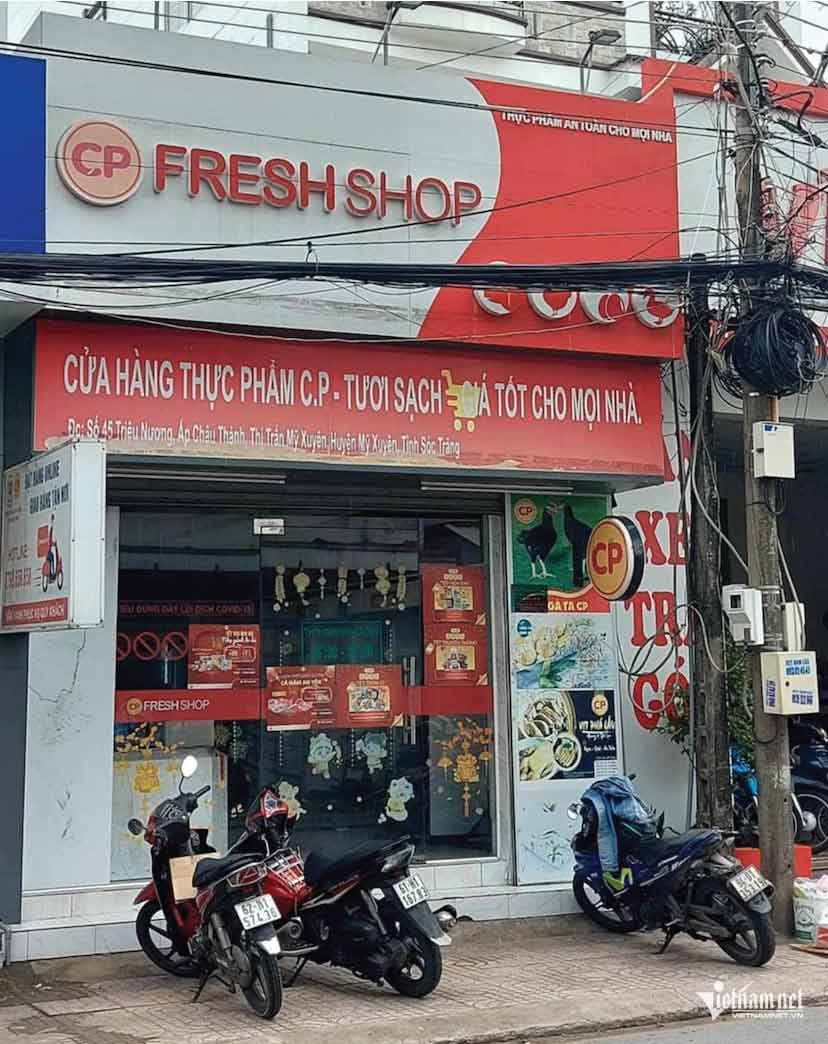 Đoàn liên ngành tiến hành kiểm tra cửa hàng CP Fresh Shop thuộc Công ty C.P. Việt Nam, tọa lạc tại thị trấn Mỹ Xuyên, tỉnh Sóc Trăng.Ảnh: Trần Tuyên