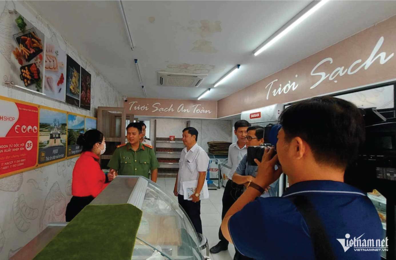 Lực lượng chức năng đồng thời rà soát giấy phép kinh doanh và hồ sơ kiểm dịch tại cửa hàng.Ảnh: Trần Tuyên